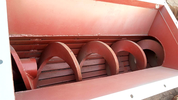 The role of different material screw conveyor blades