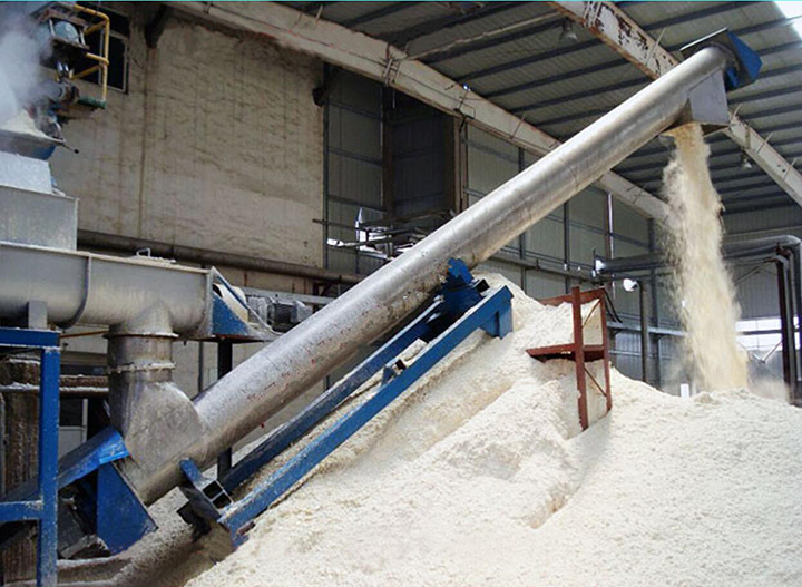 Inclined screw conveyor for poultry feed