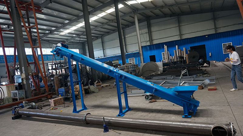Vertical screw conveyor