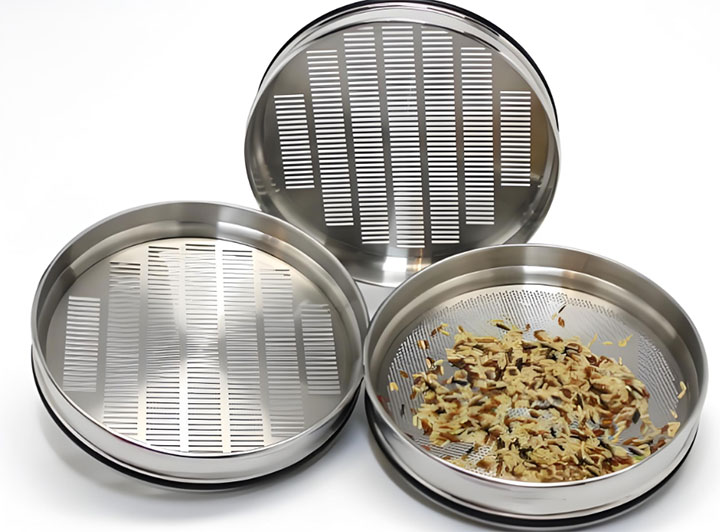 Stainless steel screens with long, perforated strips can quickly classify particles of different sizes, remove impurities, and have high screening efficiency.