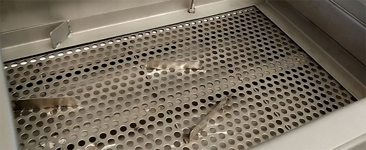 Top deck perforated steel plate with material baffles for uniform material distribution and bed depth control.