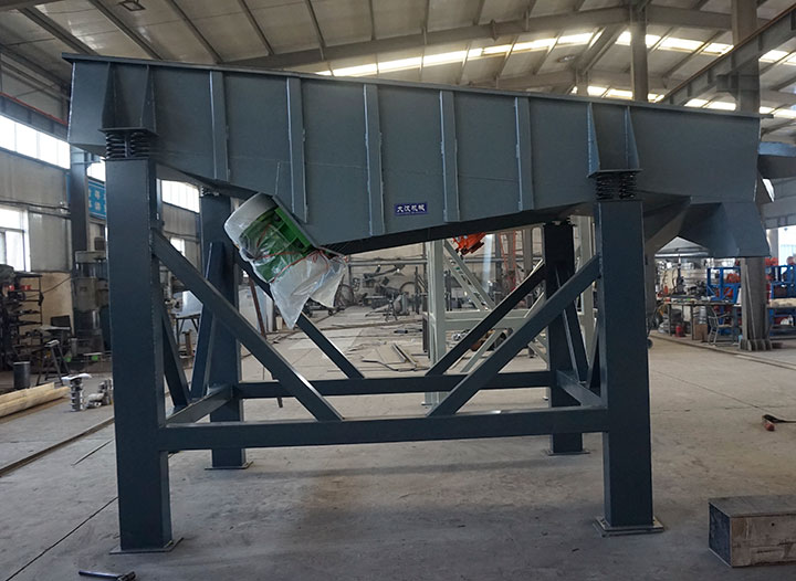 Heavy-duty industrial linear vibrating screen with dual bottom-mounted motors for dewatering and sizing.