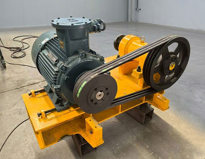 Professional close-up of a vibrating screen exciter drive system with motor and V-belts against a clean background