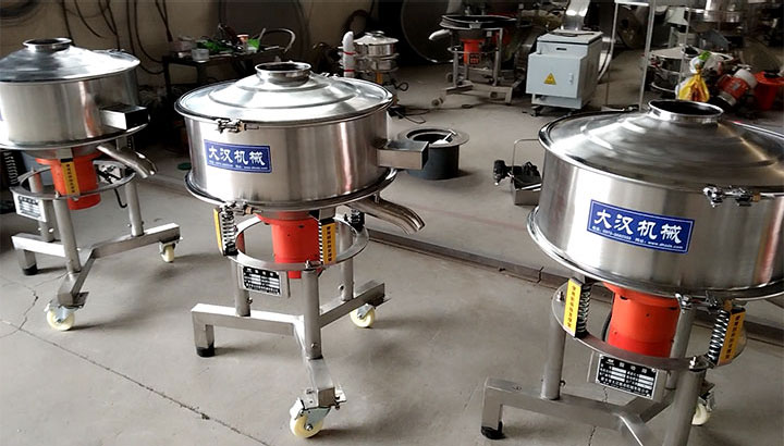 Dahan Machinery high-frequency vibrating screens undergoing pre-shipment assembly and quality inspection at the manufacturing plant