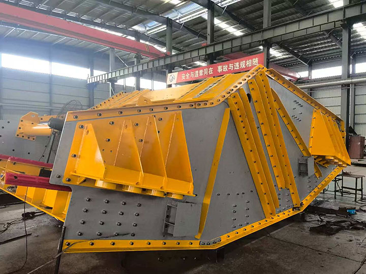 Dahan Machinery heavy-duty banana vibrating screen in workshop production, showing multi-slope design