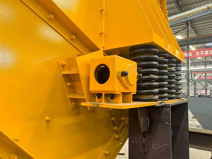 Dahan Machinery heavy-duty damping springs and bracket assembly on industrial banana vibrating screen