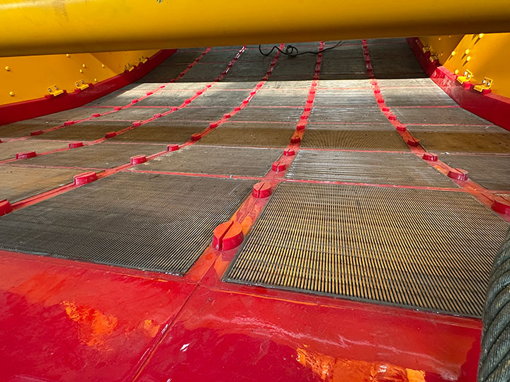 Wear-resistant polyurethane edge and 2mm stainless steel wedge wire screen panels for banana vibrating screen