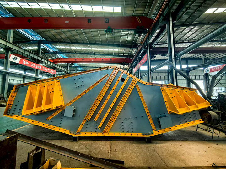 Dahan Machinery heavy-duty banana vibrating screen structure manufacturing in factory workshop