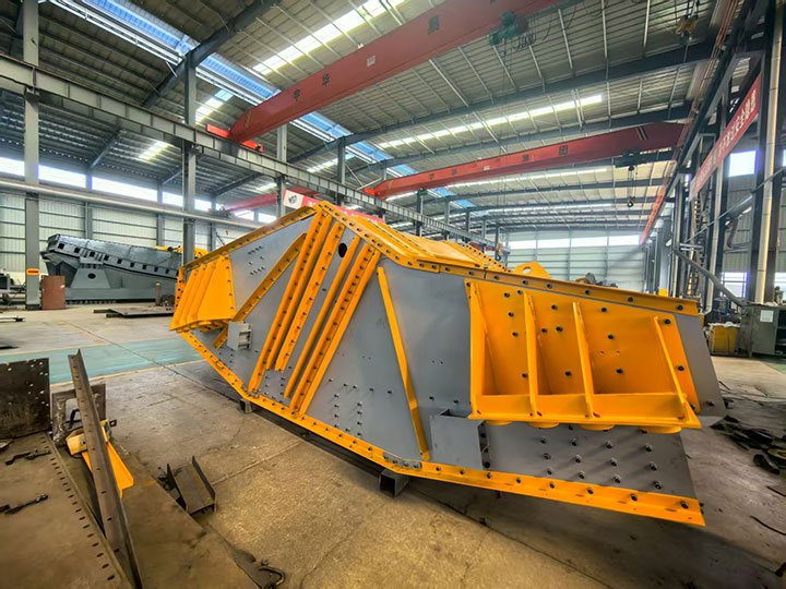 Heavy-duty banana vibrating screen assembly and steel plate structure at Dahan Machinery plant