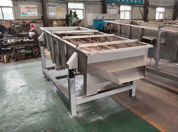 Expert craftsman welding a stainless steel screen structure in the Dahan Machinery production workshop