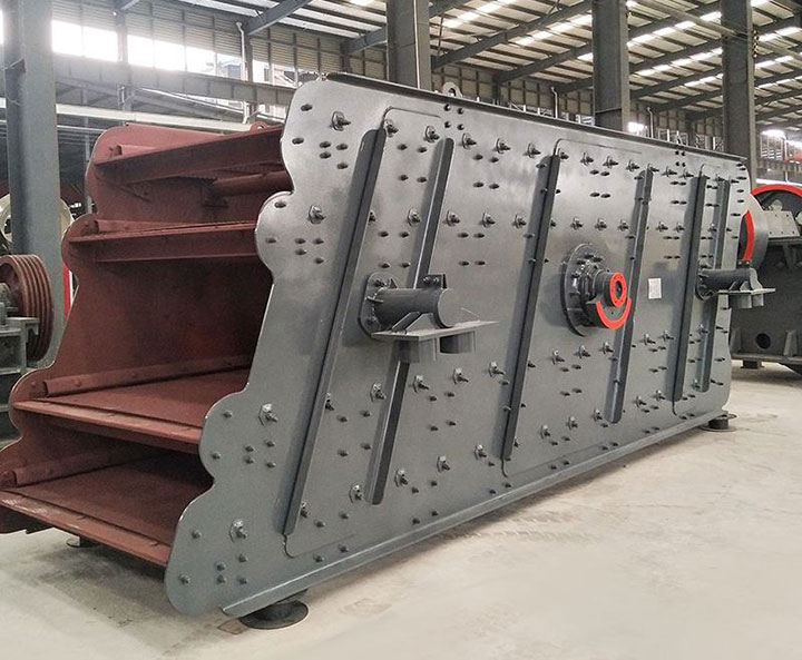 Heavy-duty multi-deck mining vibrating screen in a workshop, showing the equipment structure for proper selection.